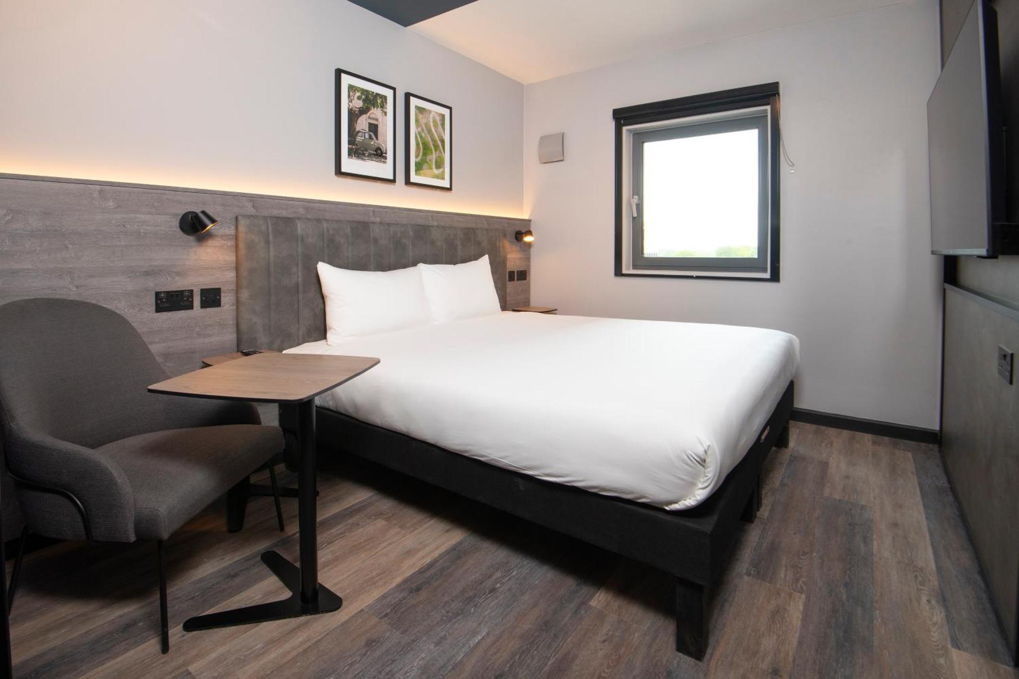Ibis Styles London Gatwick Airport Hotel Crawley  Exterior photo
