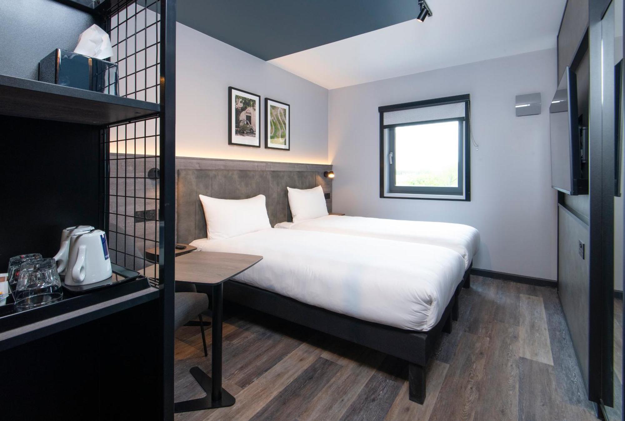 Ibis Styles London Gatwick Airport Hotel Crawley  Exterior photo