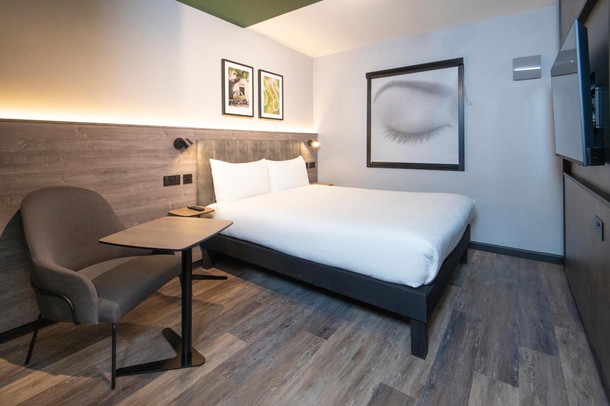Ibis Styles London Gatwick Airport Hotel Crawley  Exterior photo