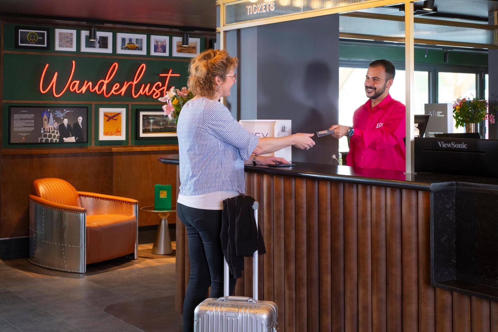 Ibis Styles London Gatwick Airport Hotel Crawley  Exterior photo