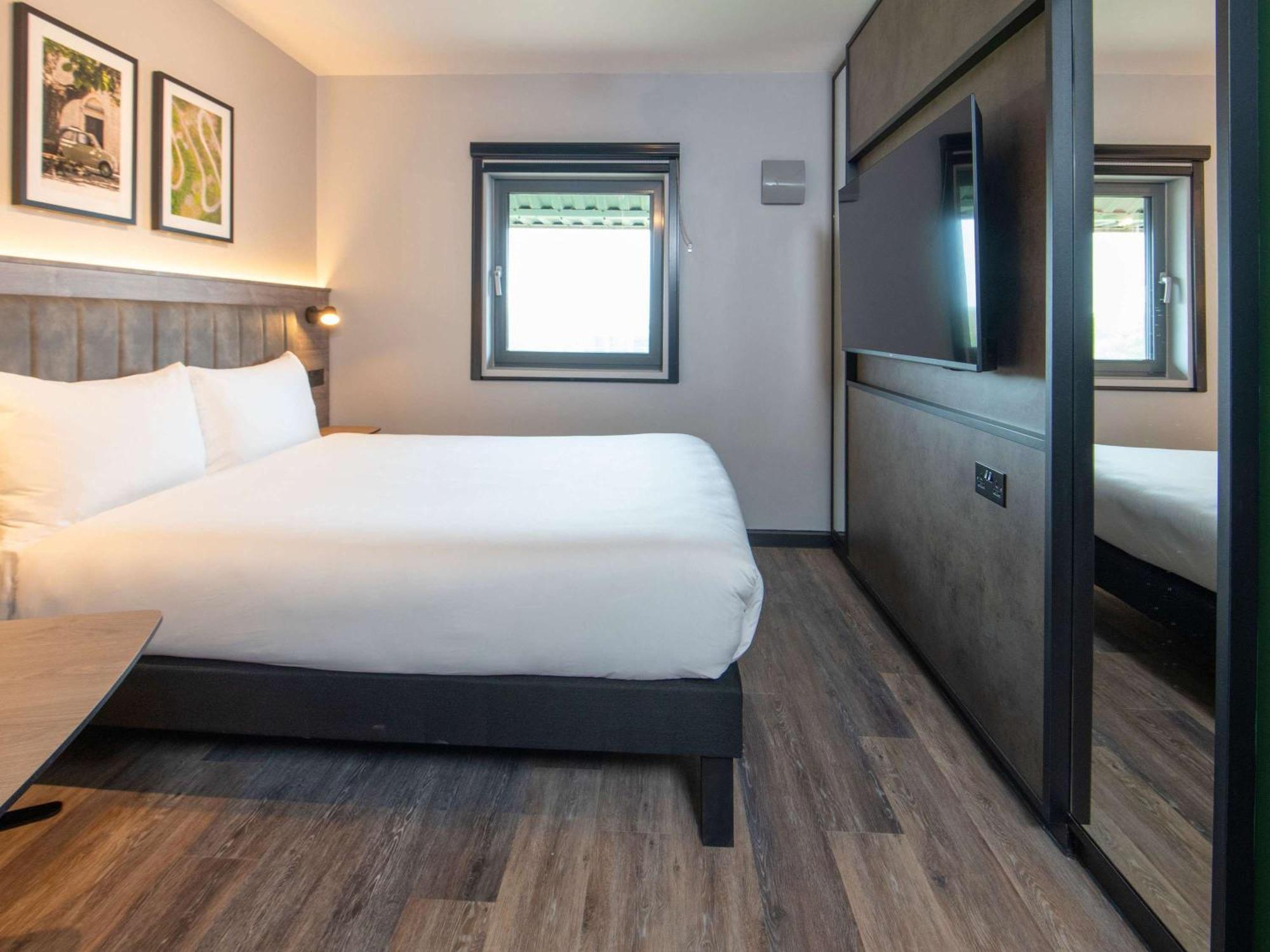 Ibis Styles London Gatwick Airport Hotel Crawley  Exterior photo