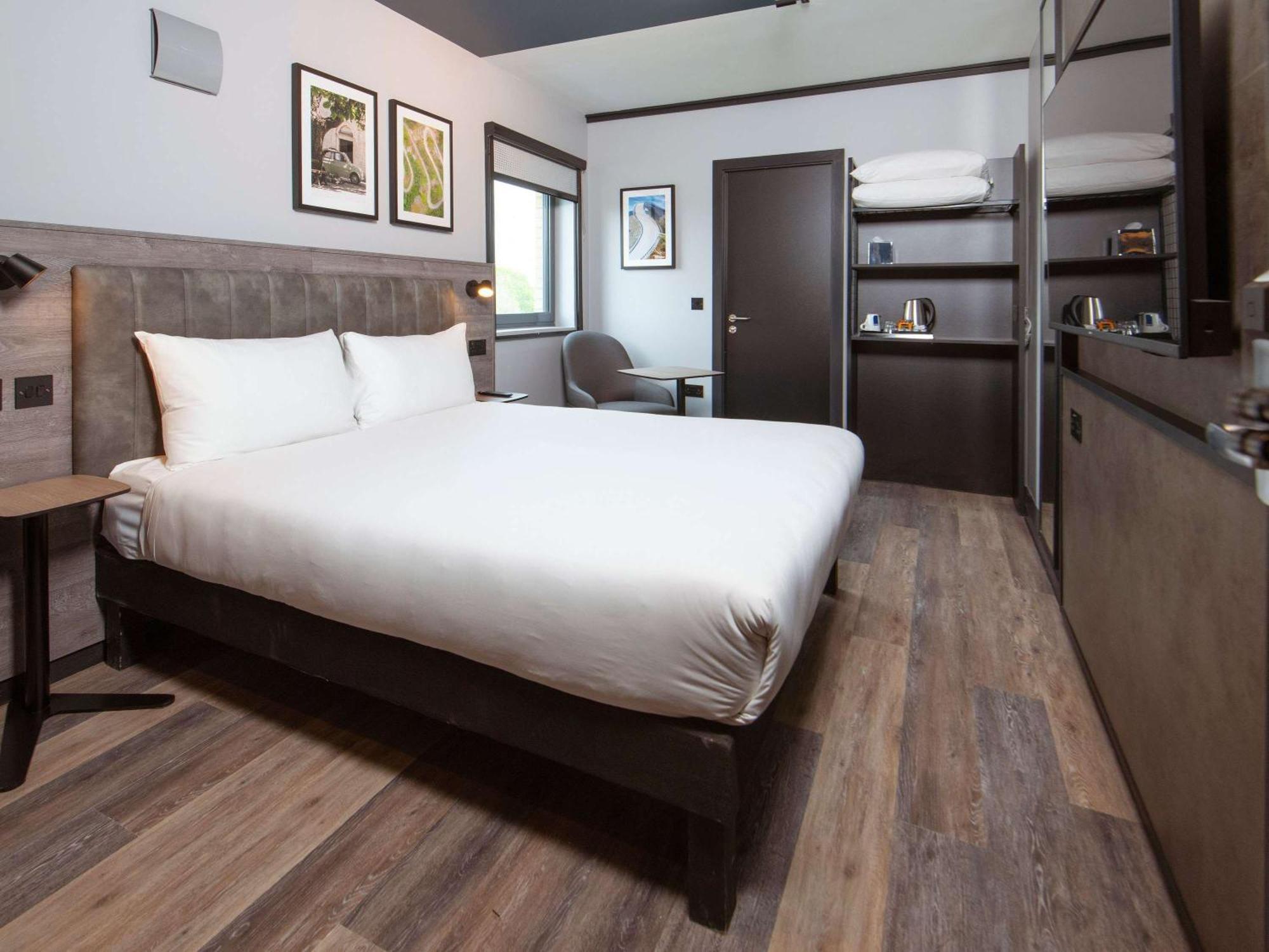 Ibis Styles London Gatwick Airport Hotel Crawley  Exterior photo