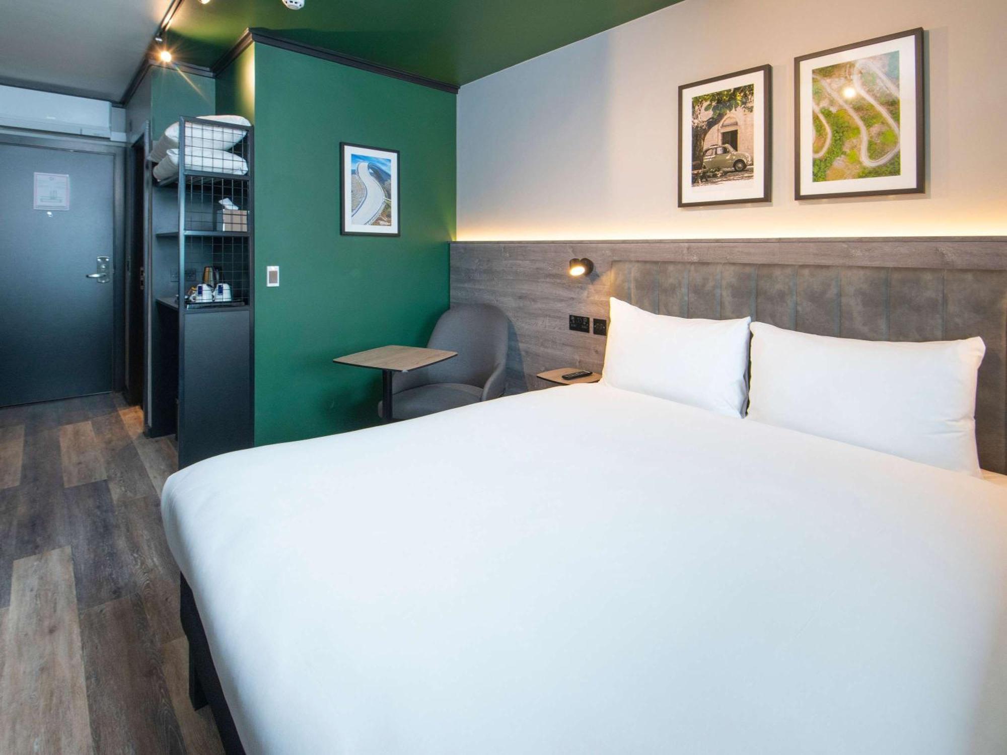 Ibis Styles London Gatwick Airport Hotel Crawley  Exterior photo