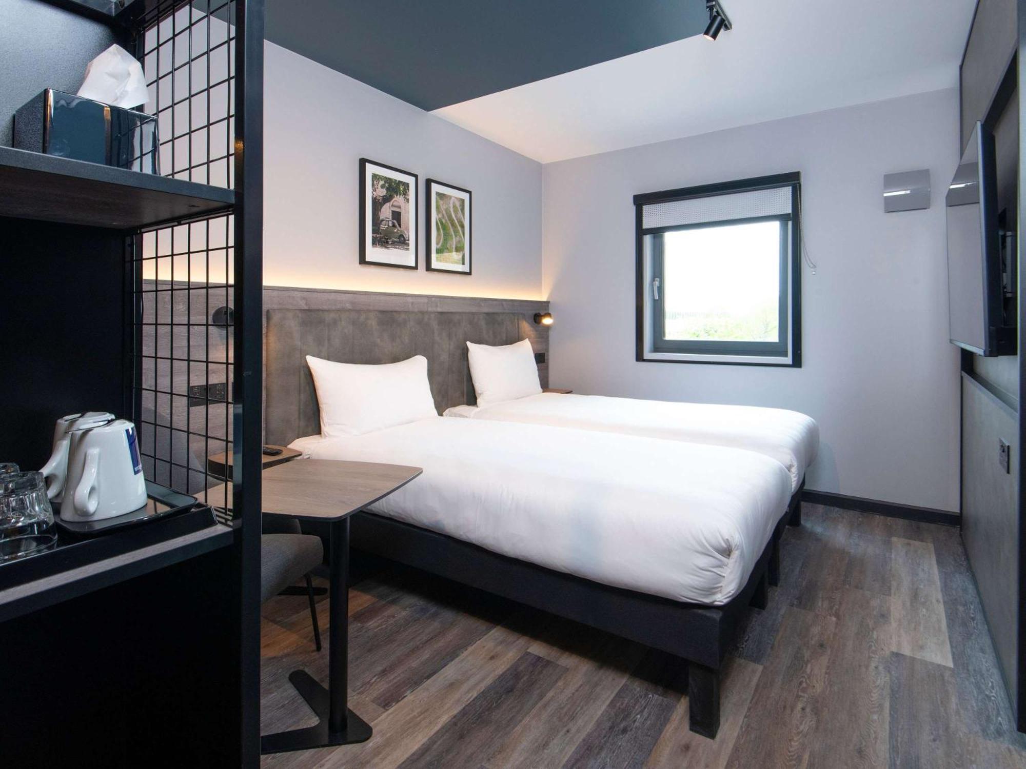 Ibis Styles London Gatwick Airport Hotel Crawley  Exterior photo