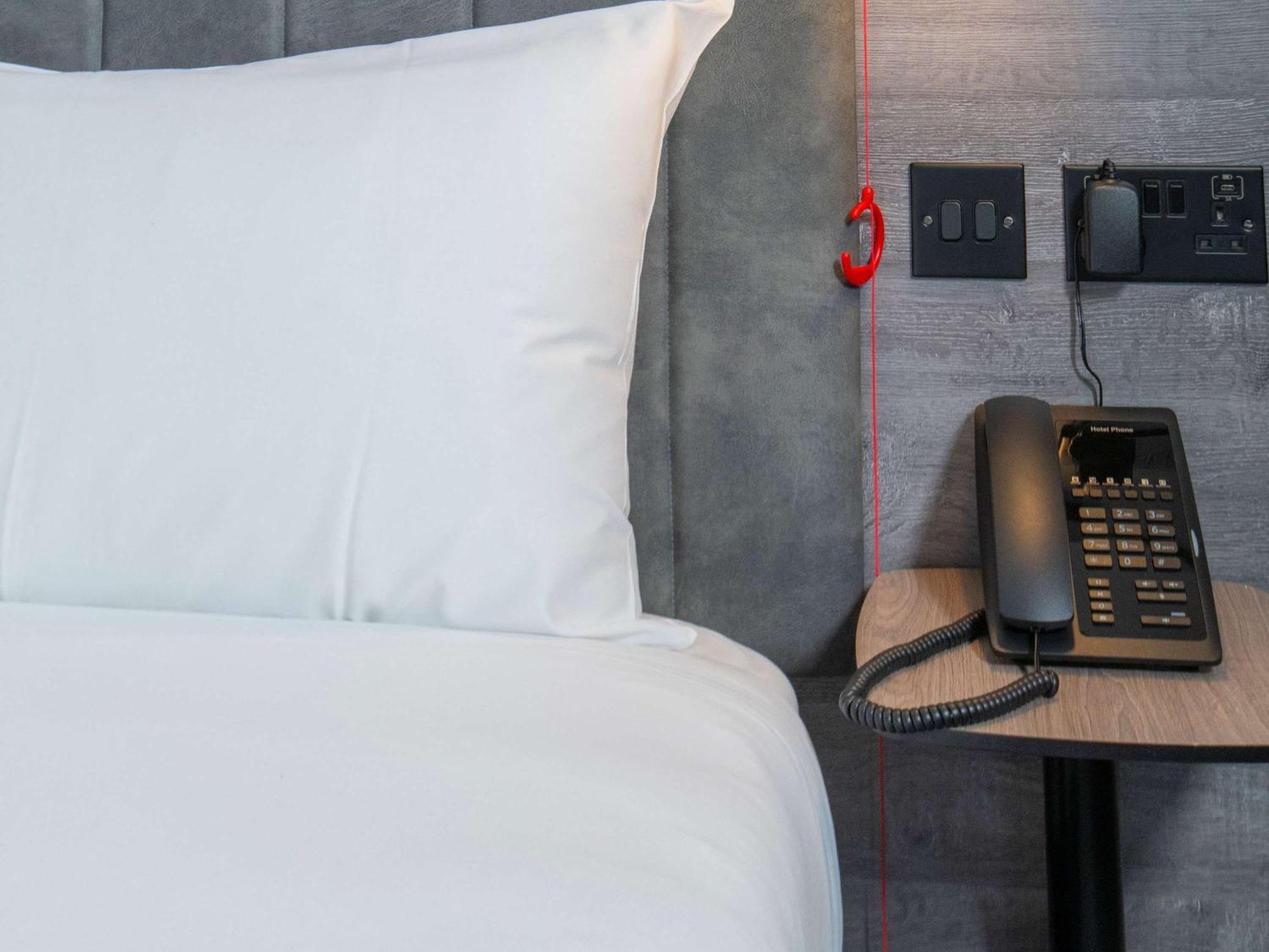 Ibis Styles London Gatwick Airport Hotel Crawley  Exterior photo