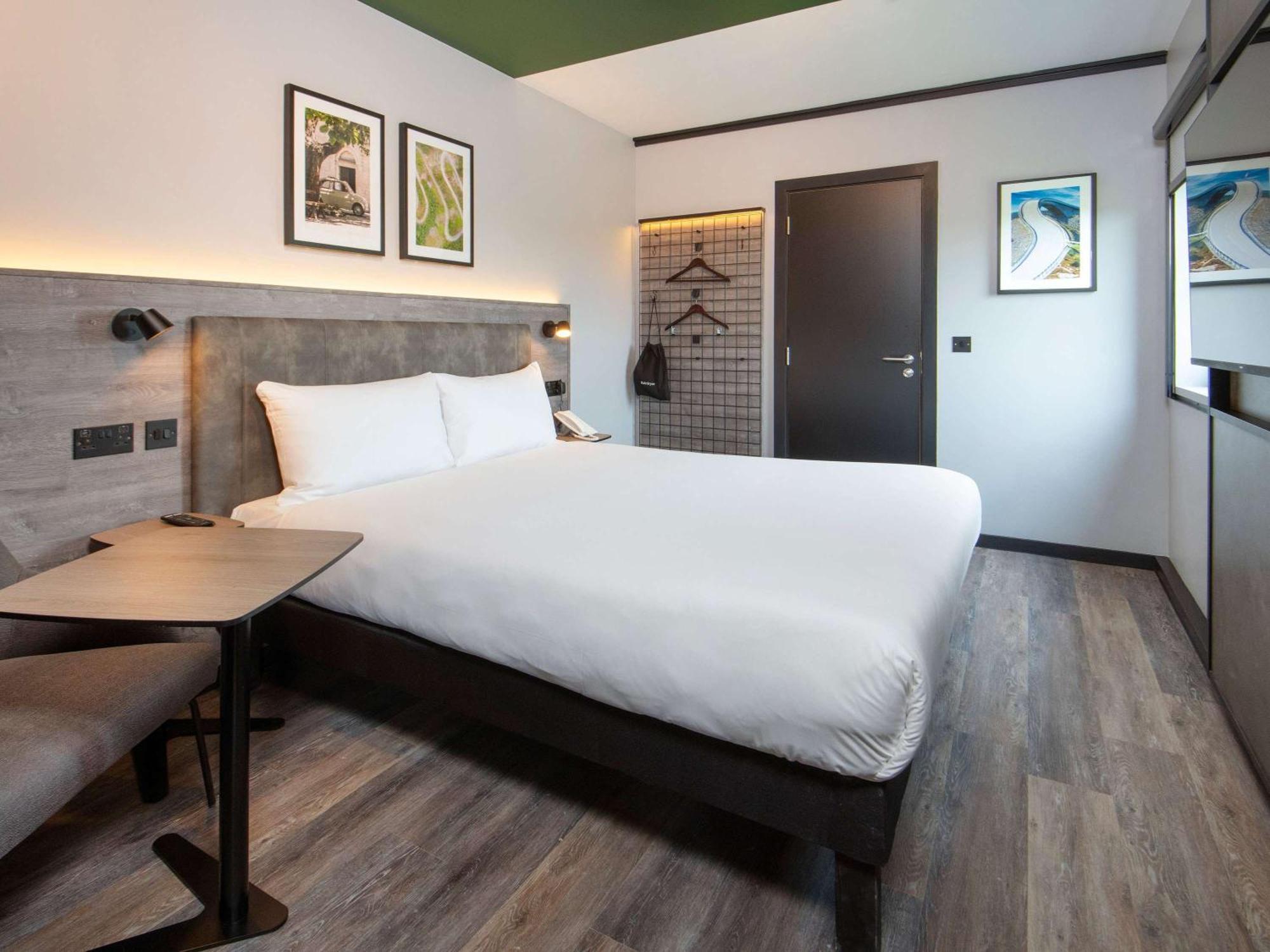 Ibis Styles London Gatwick Airport Hotel Crawley  Exterior photo