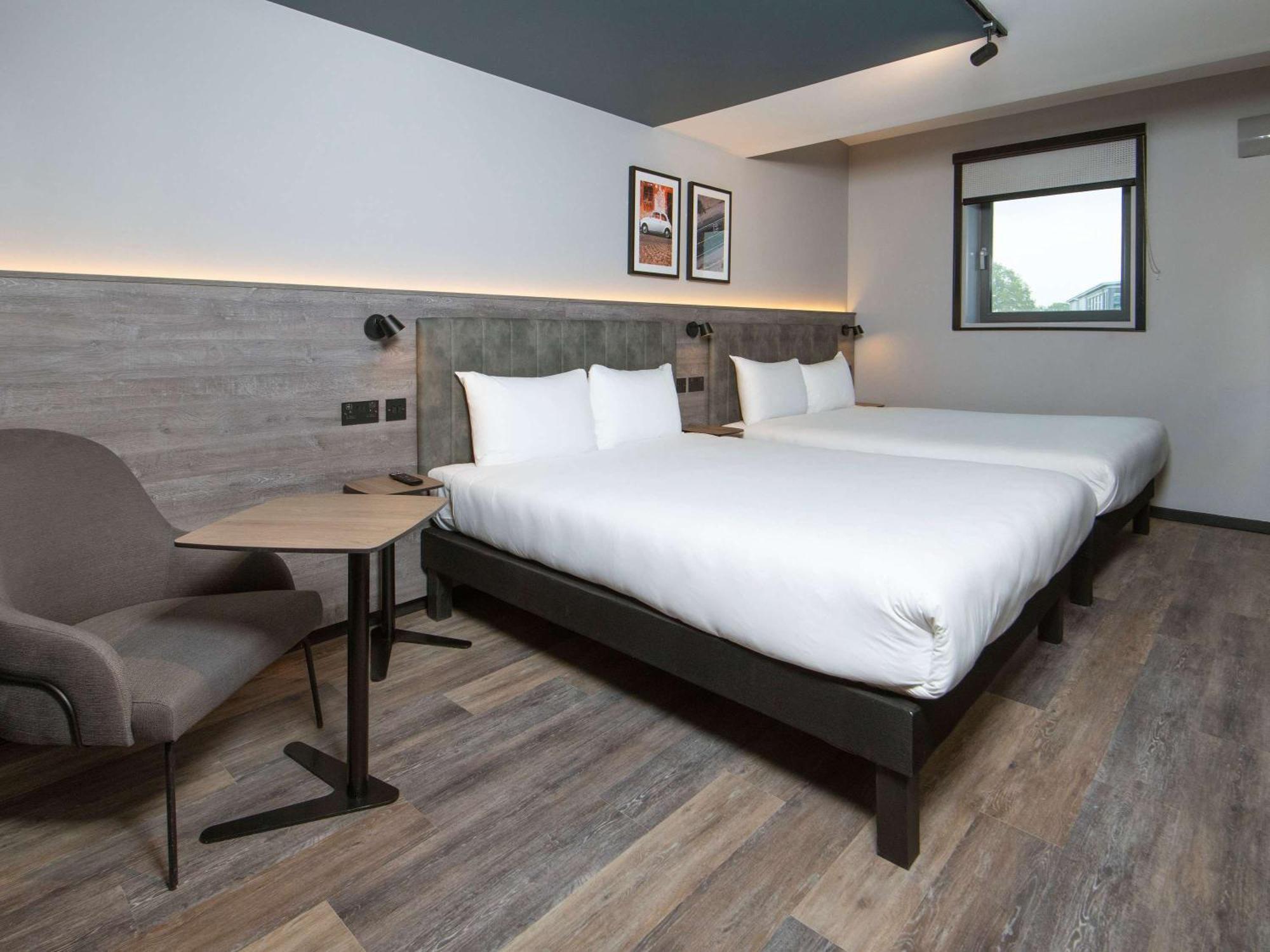 Ibis Styles London Gatwick Airport Hotel Crawley  Exterior photo