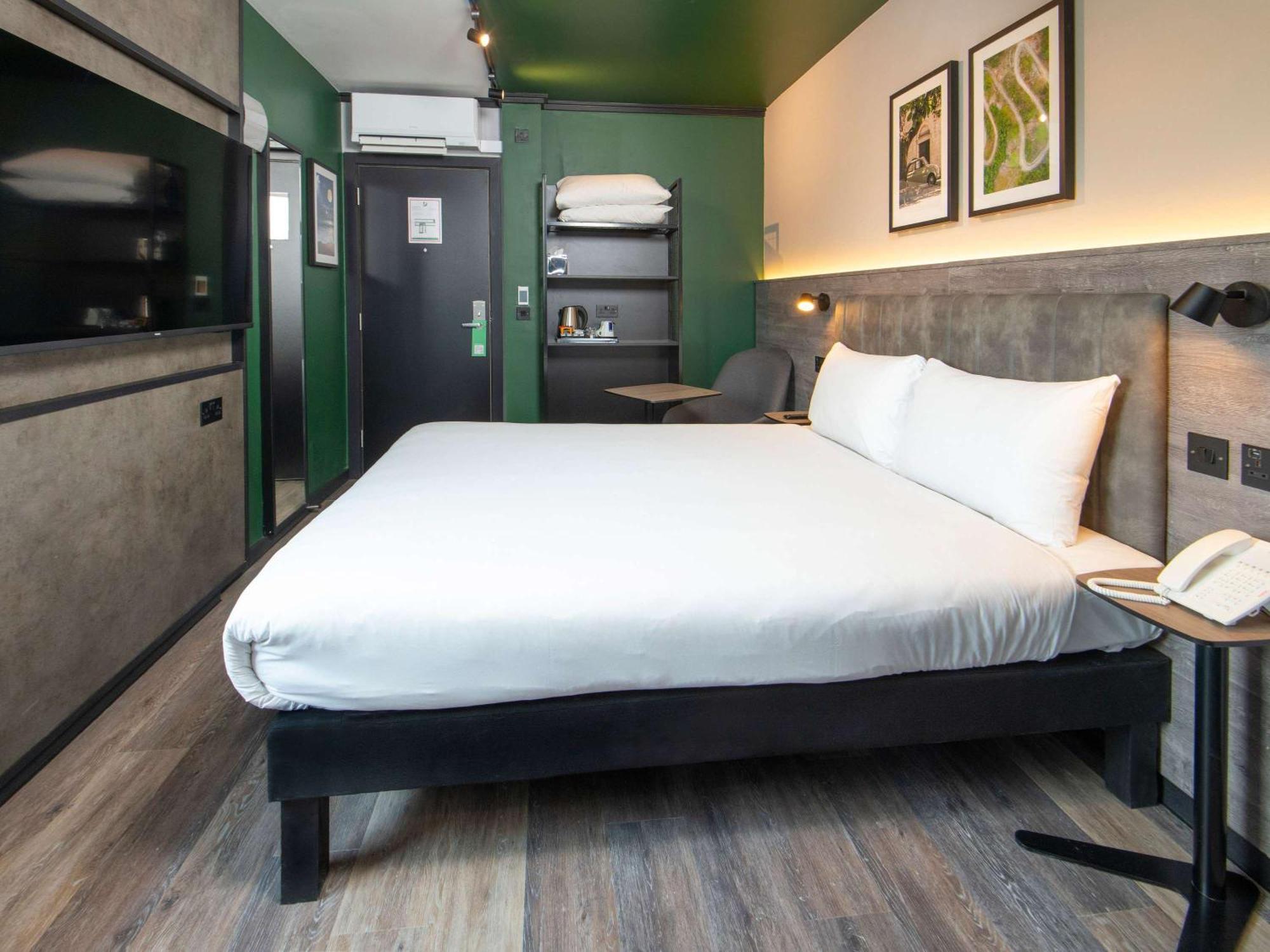 Ibis Styles London Gatwick Airport Hotel Crawley  Exterior photo