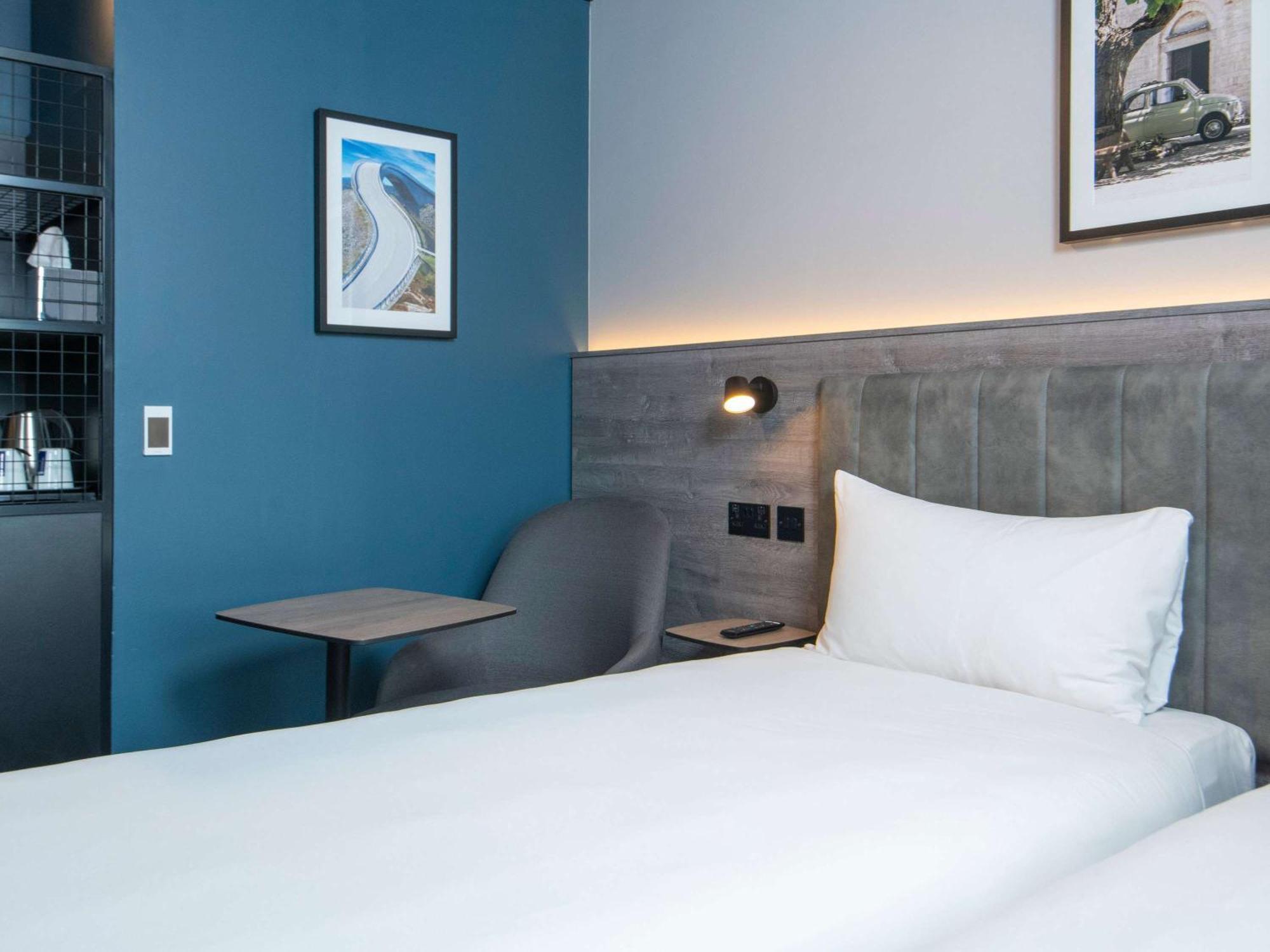 Ibis Styles London Gatwick Airport Hotel Crawley  Exterior photo