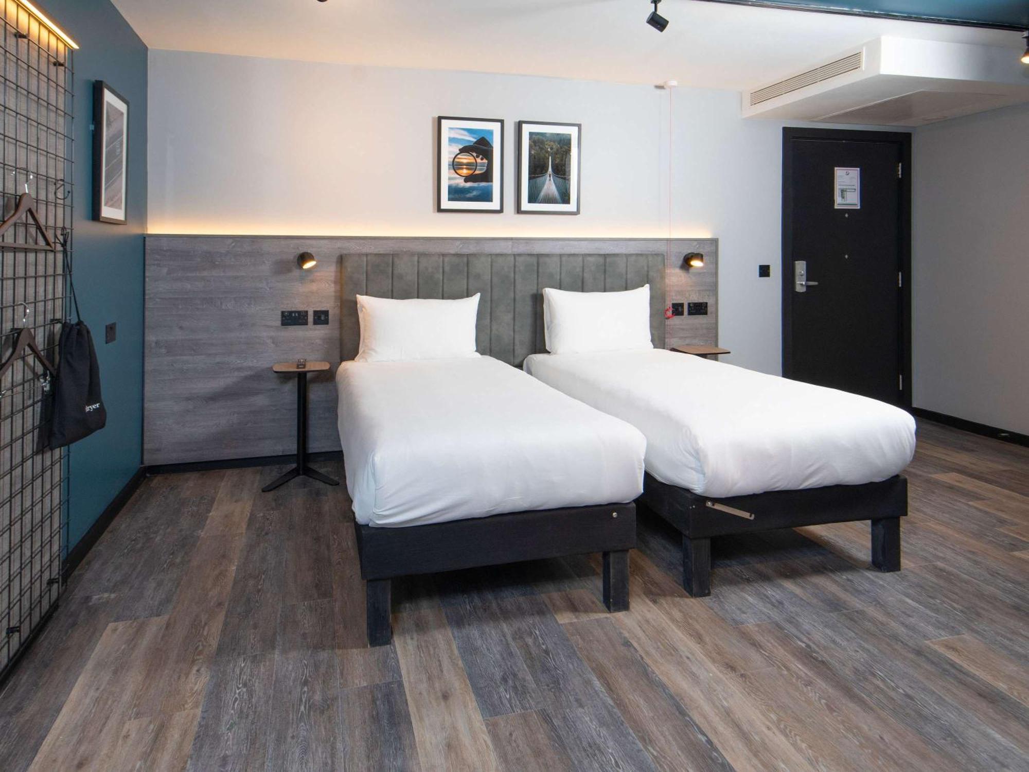 Ibis Styles London Gatwick Airport Hotel Crawley  Exterior photo
