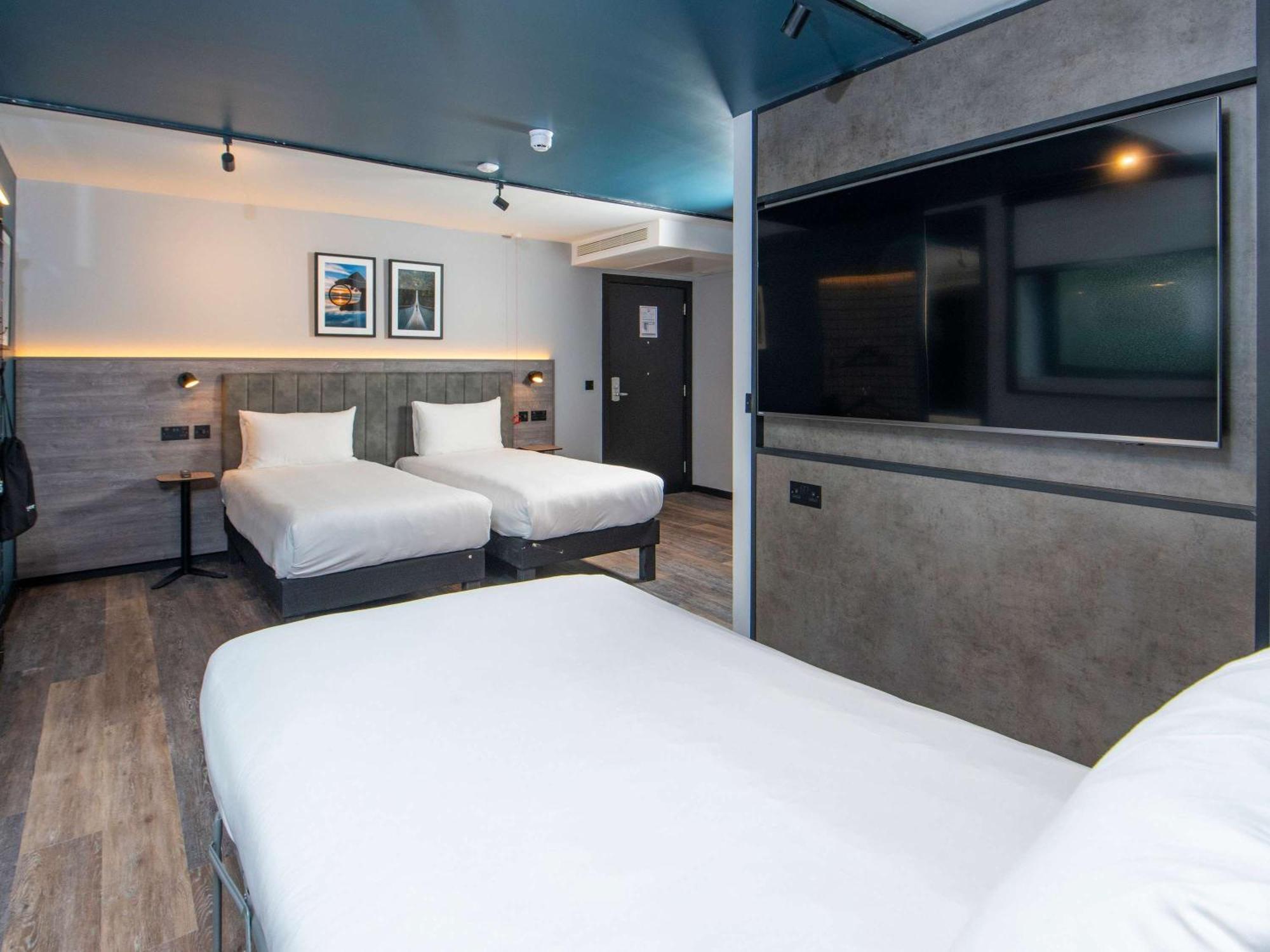 Ibis Styles London Gatwick Airport Hotel Crawley  Exterior photo