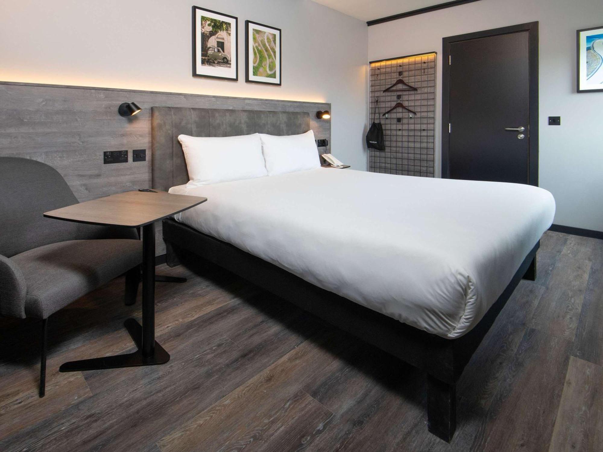 Ibis Styles London Gatwick Airport Hotel Crawley  Exterior photo