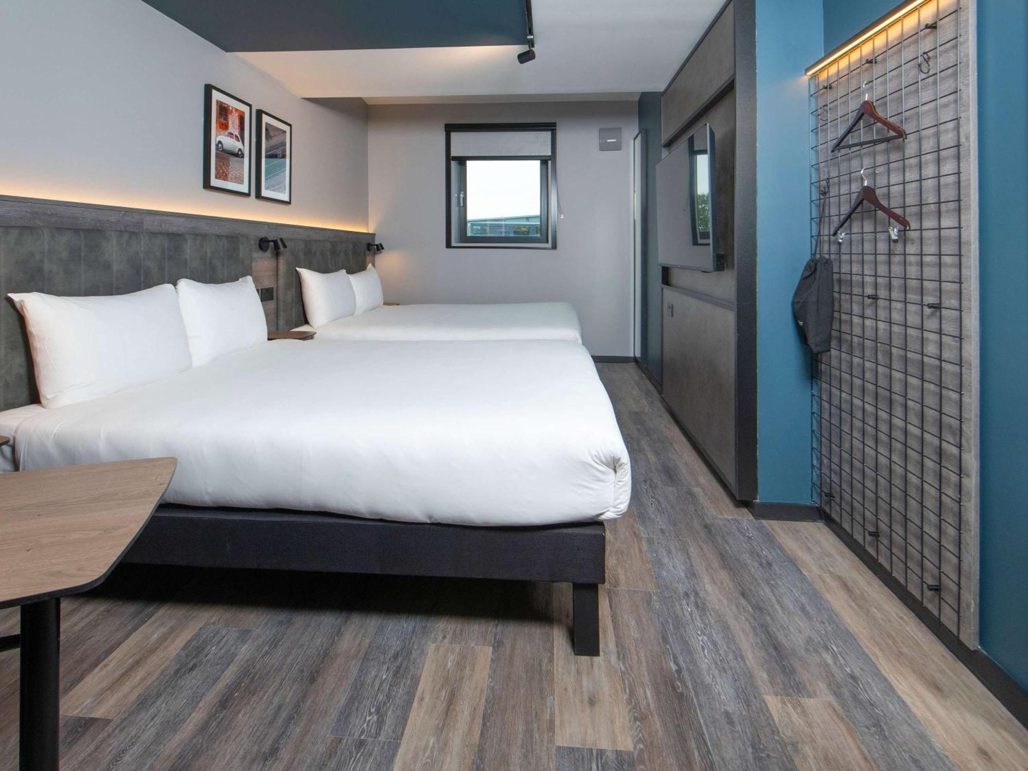 Ibis Styles London Gatwick Airport Hotel Crawley  Exterior photo