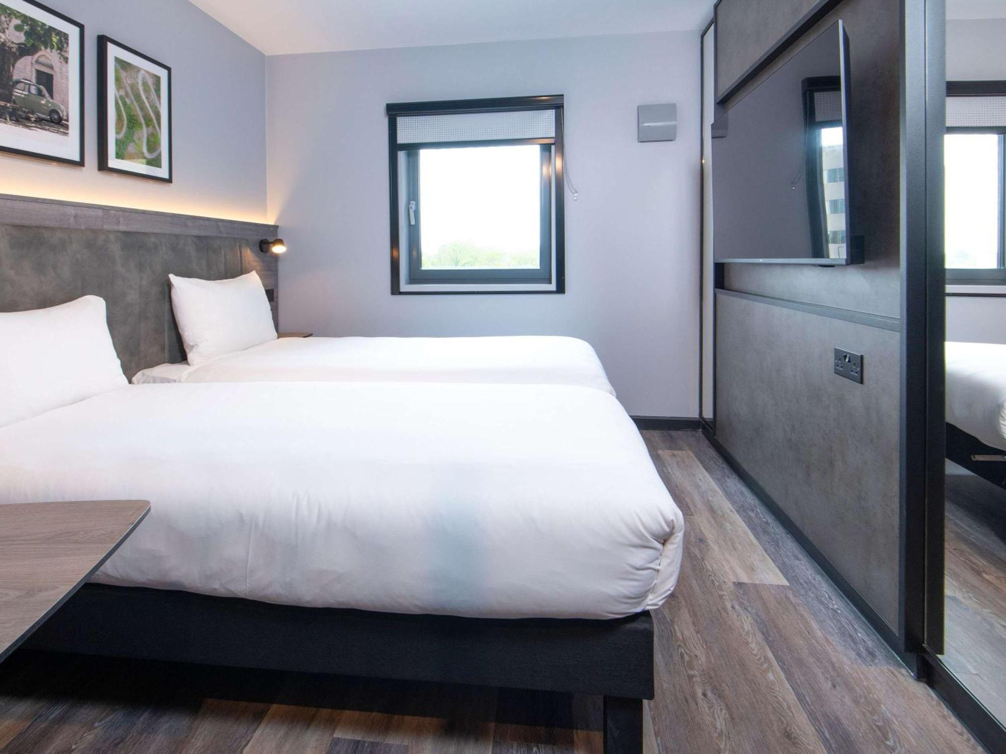 Ibis Styles London Gatwick Airport Hotel Crawley  Exterior photo