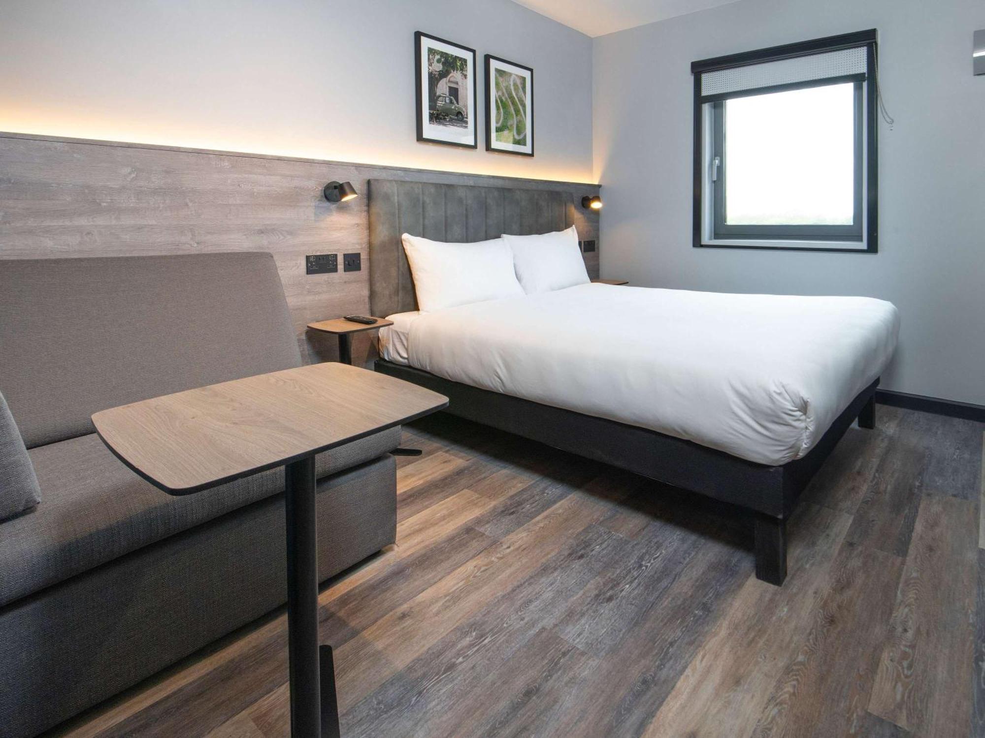 Ibis Styles London Gatwick Airport Hotel Crawley  Exterior photo