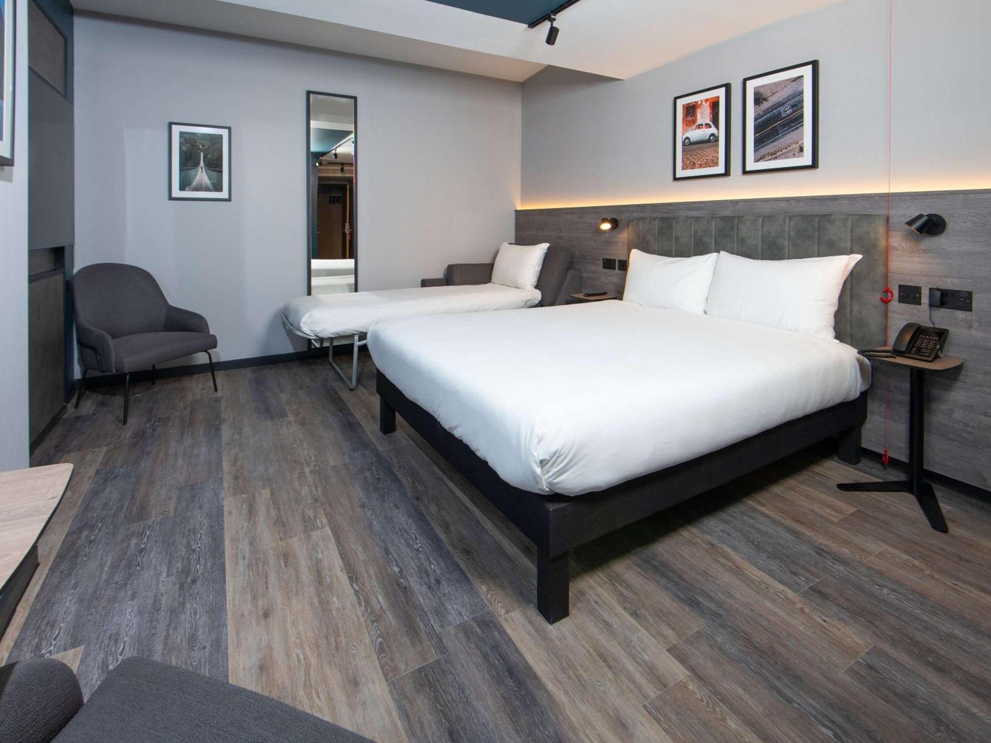 Ibis Styles London Gatwick Airport Hotel Crawley  Exterior photo
