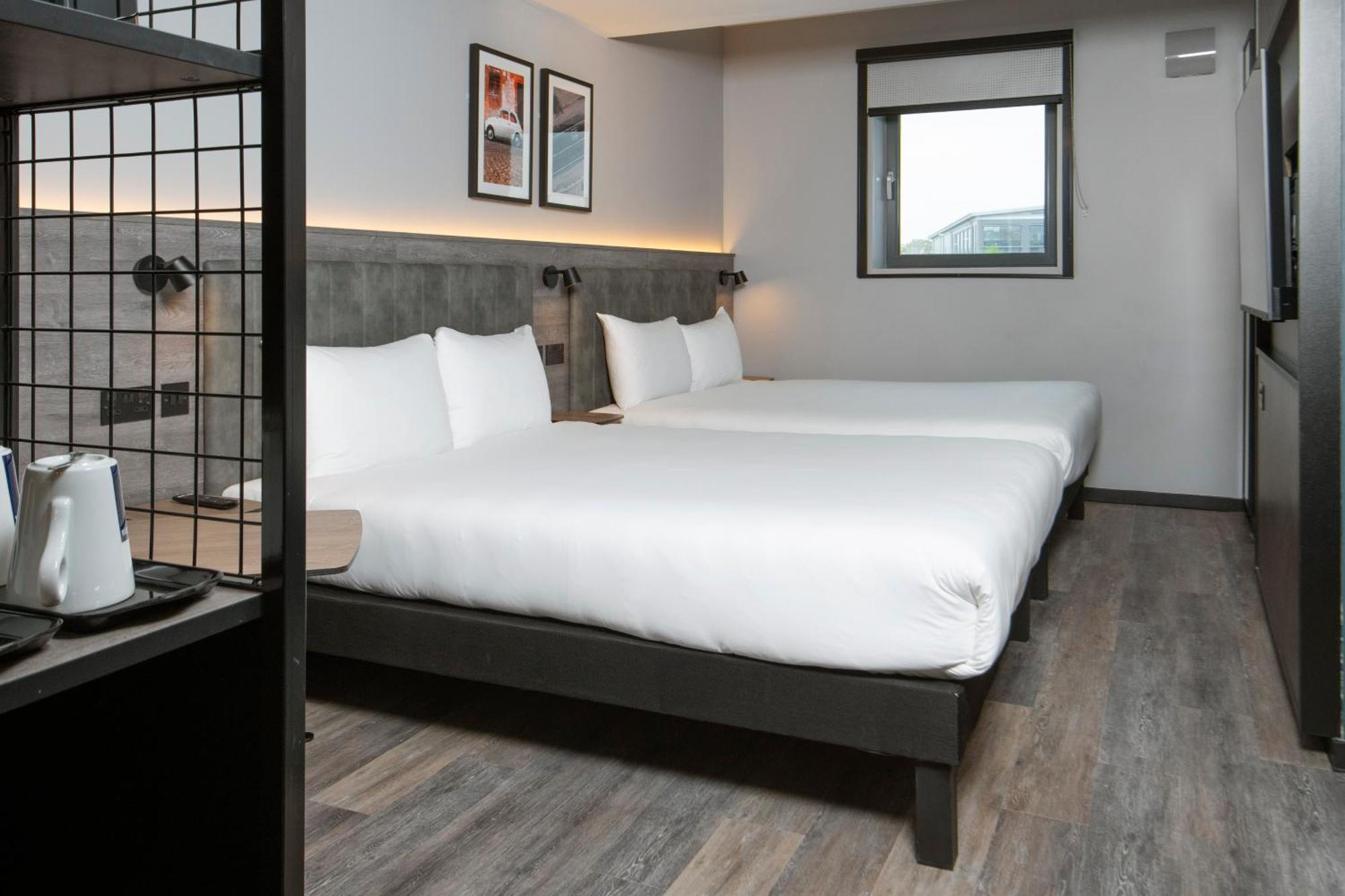 Ibis Styles London Gatwick Airport Hotel Crawley  Exterior photo