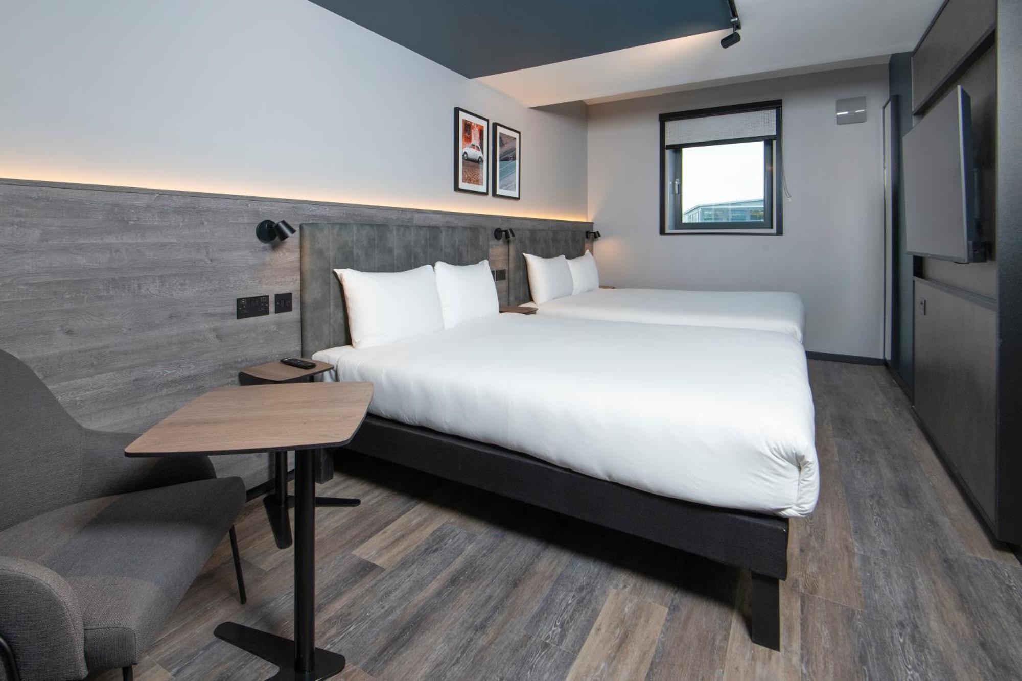 Ibis Styles London Gatwick Airport Hotel Crawley  Exterior photo