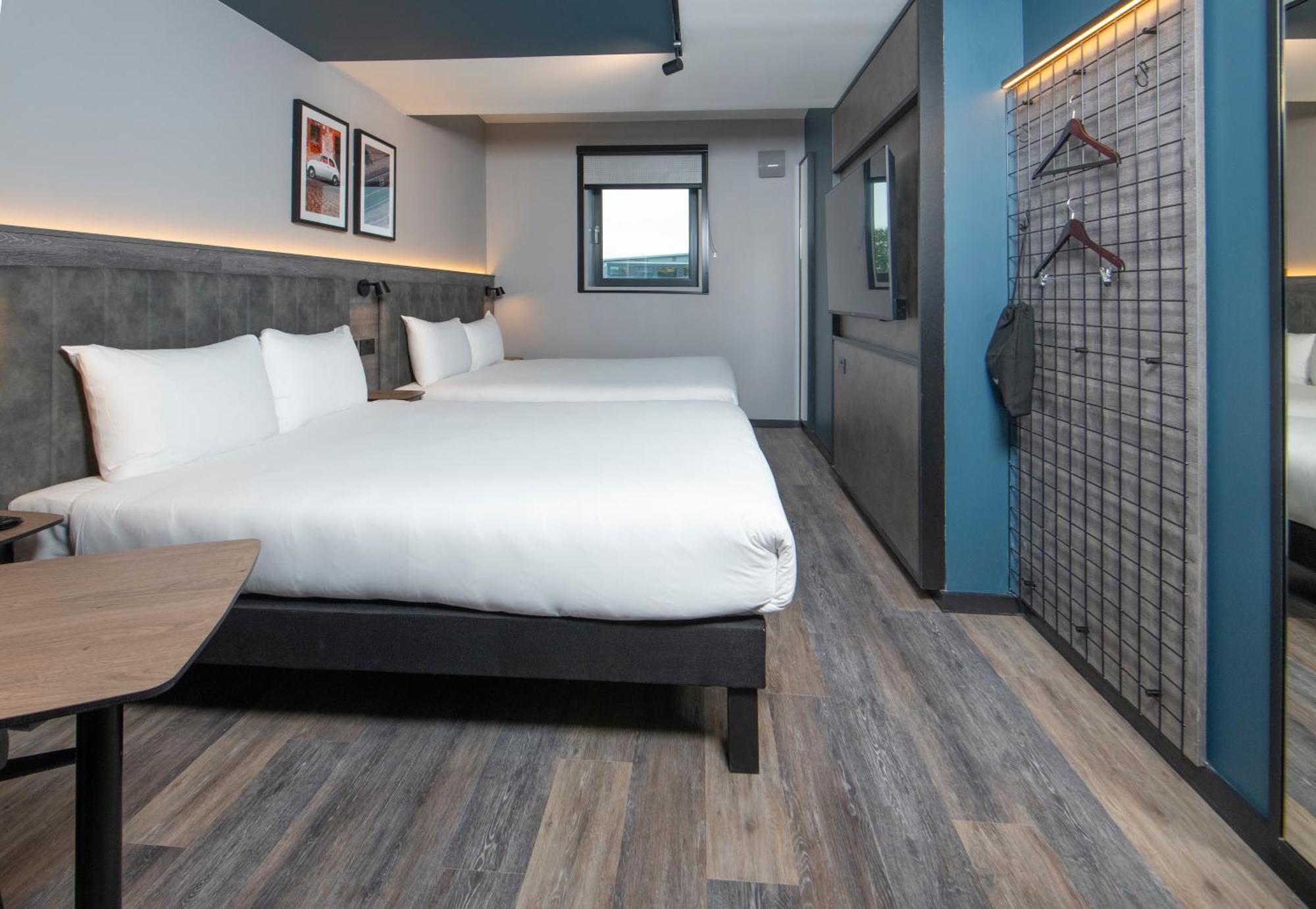 Ibis Styles London Gatwick Airport Hotel Crawley  Exterior photo