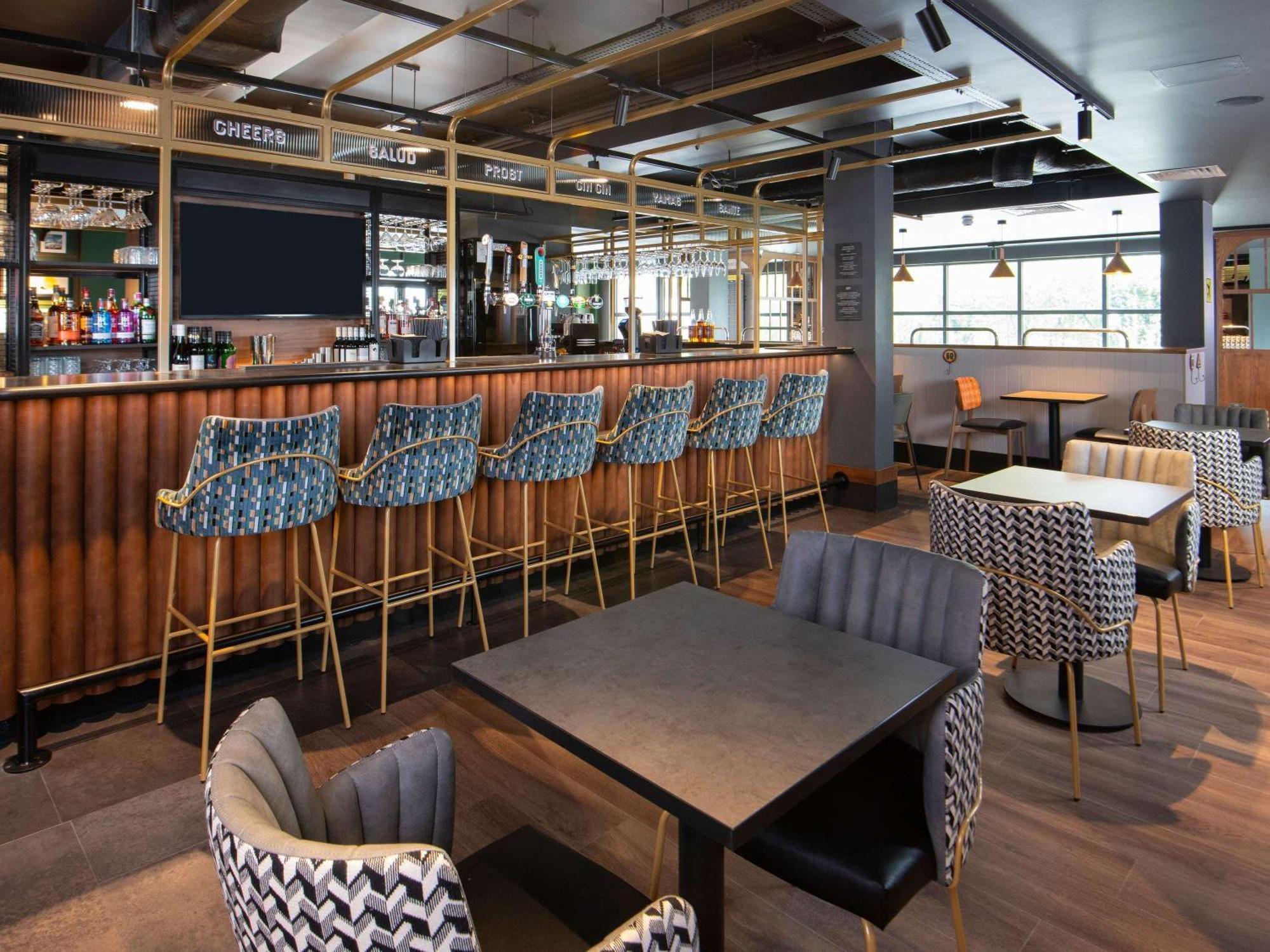 Ibis Styles London Gatwick Airport Hotel Crawley  Exterior photo