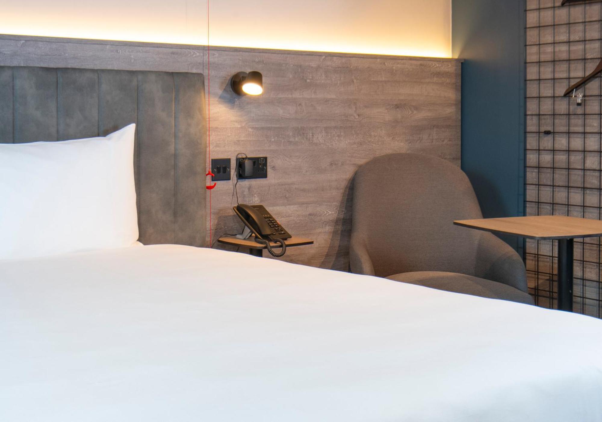 Ibis Styles London Gatwick Airport Hotel Crawley  Exterior photo