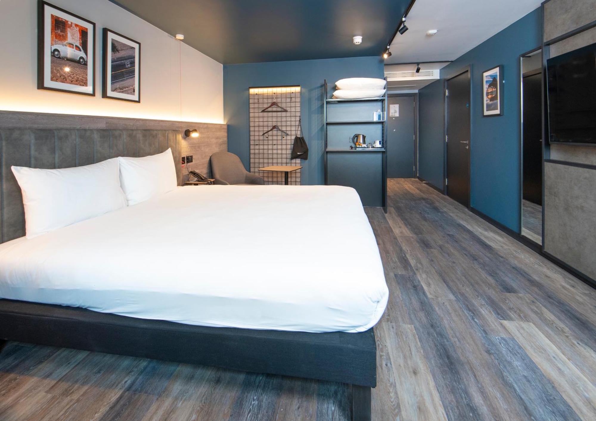 Ibis Styles London Gatwick Airport Hotel Crawley  Exterior photo