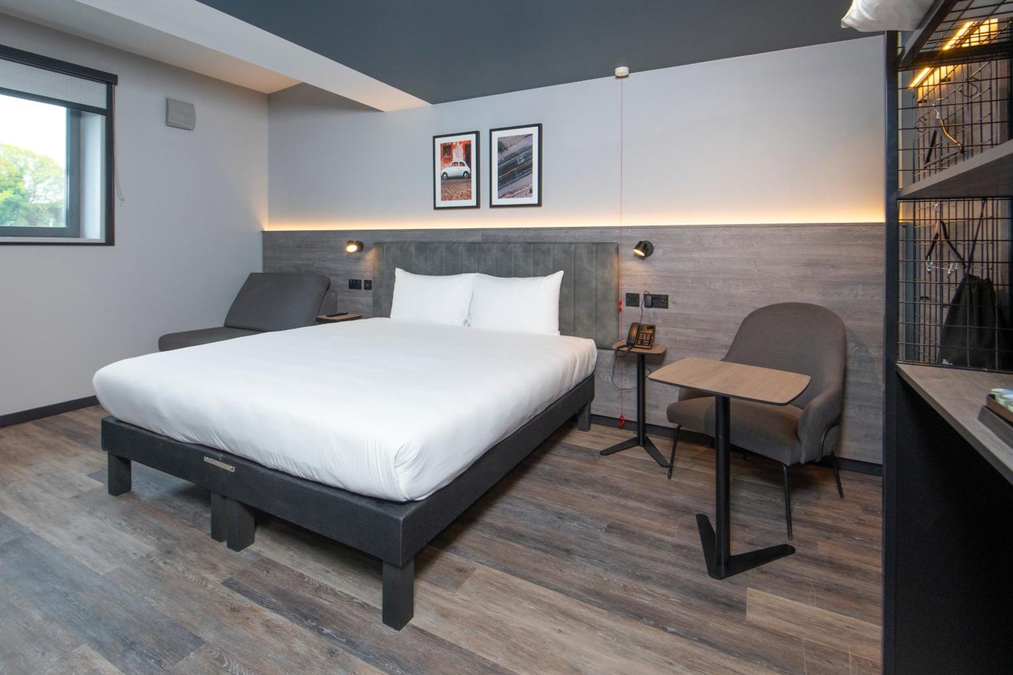 Ibis Styles London Gatwick Airport Hotel Crawley  Exterior photo